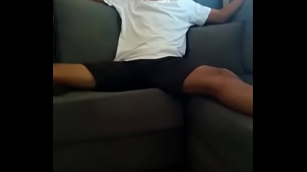 gostoso de perna aberta no sof&aacute de pau duro fodase