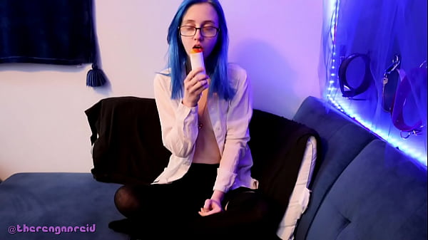 Nonton Emo Punk Girl Sucks On A Popsicle thumbnail