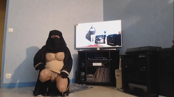 vue sous la jupe d une musulmane voil&eacute;e 