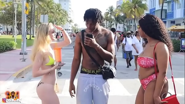 Nonton Ass Grab Challenge 1 thumbnail