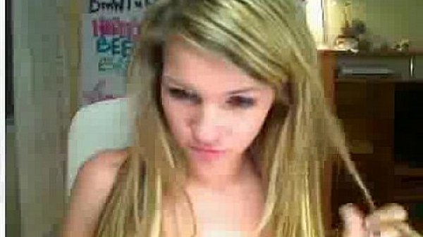 Nonton Long Legs Shaved Blonde Gf Rubs It In Front Of Cam thumbnail