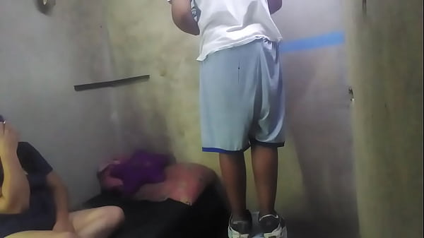 Esta el pintor trabajando en mi_cuarto y lo invite a_hacer un video