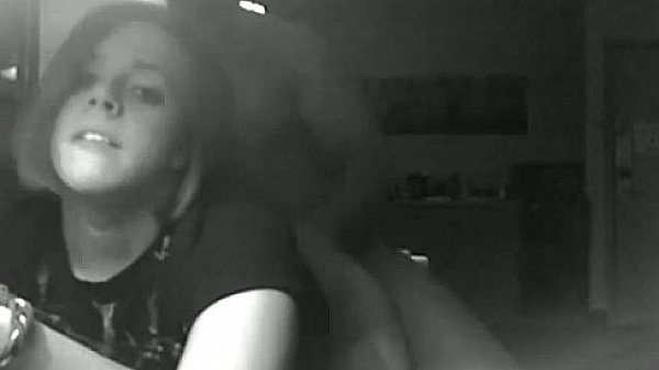 Teen enjoys her orgasm with face to the cam