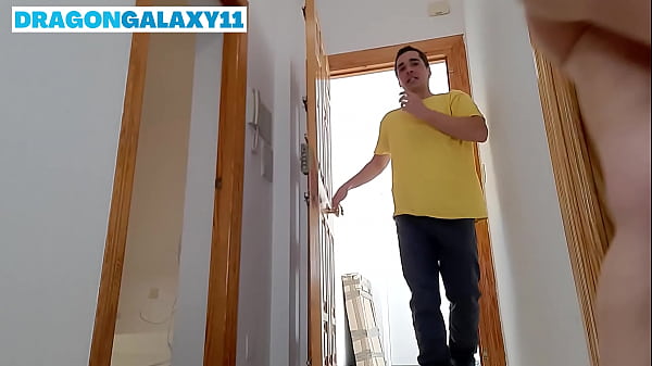 Play MP4 - RUBIA TETONA Y SUPER CACHONDA SE LE CAE LA TOALLA Y SE FOLLA AL REPARTIDOR