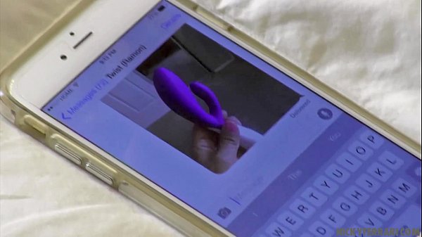 Play MP4 - Nicky Ferrari - Masturbandome mientras mi marido esta en una " Junta de Negocios"