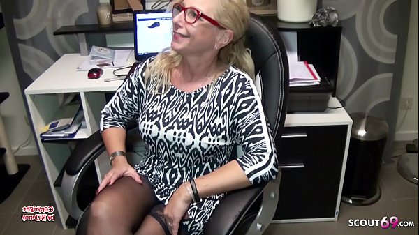 Mega Naturtitten Chefin voegelt mit dem Job Bewerber direkt im Buero - German MILF 