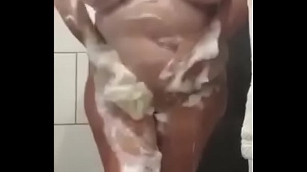 La signora tettona, si lava le poppe e tutto il resto 