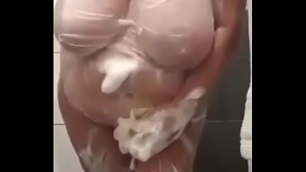 Nonton La Signora Tettona, Si Lava Le Poppe E Tutto Il Resto thumbnail