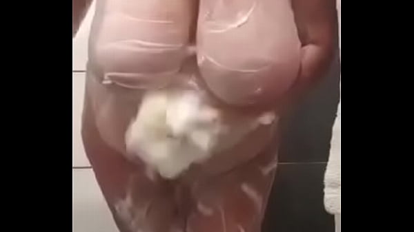 Mia_moglie_Stefania_la tettona si insapona_le mammelle e la_figona