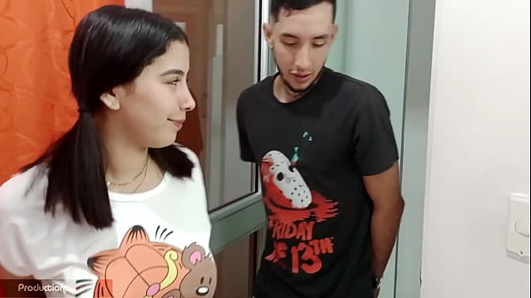 por ser su d&iacute;a especial dejo que mi madrastra haga conmigo lo que quiera, me chupa el pene y fornicamos hasta hacerme correr 