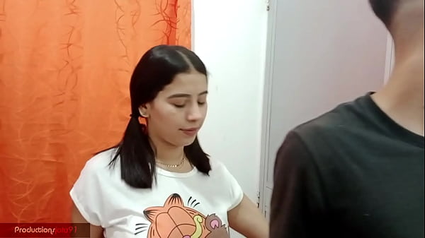 Play MP4 - el d&iacute;a de la mujer le llevo detalle a mi madrastra&comma; y ella en agradecimiento se desnuda&comma;  se mete mi verga en su boca y lo empieza a mamar&comma; no aguante y me la folle bien rico