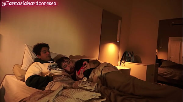 Jugando con la boquita de mi hermanastro y sus enormes tetas me deja el pene sin leche