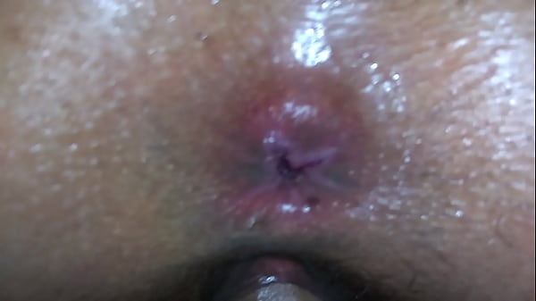 Dando a boceta comvibrador no Cu