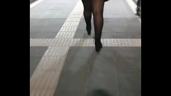 Ence&ntilde;ando pompas en tanga 