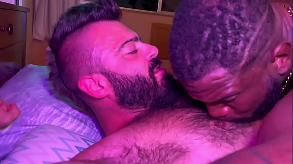 Play MP4 - Neg&atilde;o malhado e urso rabudo se revezam em foda brutal