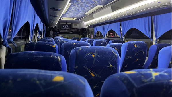 Play MP4 - Se la chupo a un pasajero desconocido en un bus real y se corre en mi boca