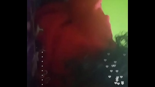 Putita negra_espanola se toca en un directo de instagram