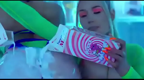 Nonton Sip It - Iggy Azalea Na Descri&ccedil;&atilde;o thumbnail
