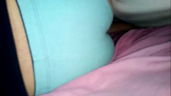 Grabo el culo de mi hermana y se me para 