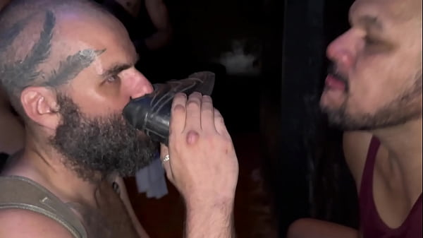 Cheirando A Sujeira Deixada Por Mendigos De Rua, No Beco Escuro Do Sexo. thumbnail