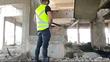 Eletricista Safado Tr&aacute;s Os Consolos Da Esposa, Pro Seu Colega Enfia Nele Na Obra, Fica Todo Arreganhado thumbnail