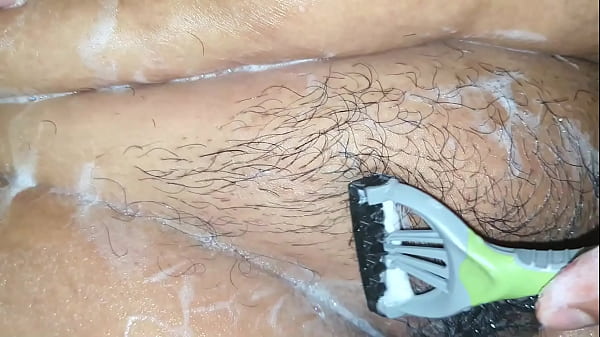 Bbw shaving her hairy cunt