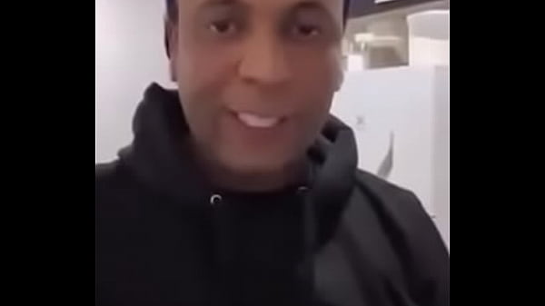 Pau preto fazendo xixi na boca da novinha