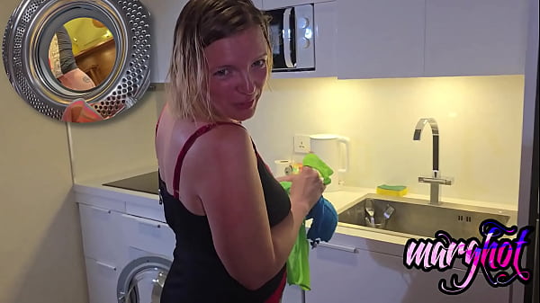 D&eacute;fonce anal la t&ecirc;te dans la machine a laver pendant que je fessais ma