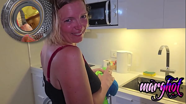 D&eacute;fonce anal la t&ecirc;te dans la machine a laver pendant que je fessais ma 