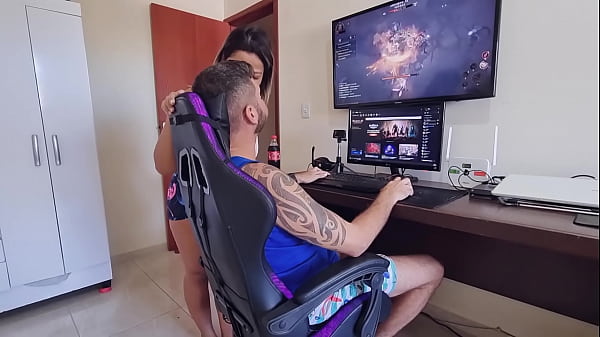 Play MP4 - Mulher safada da porra&comma; n&atilde;o me deixa jogar em paz &excl;