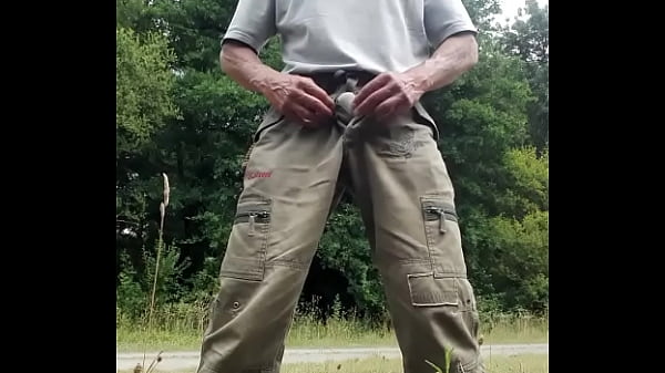 Play MP4 - je pisse et me caresse la bite en exterieur