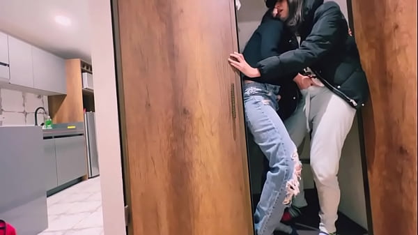 No hagas ruido que t&uacute; mam&aacute; nos descubre follando en su cuarto