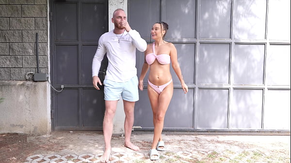 She sucks me off outside i got lucky she was horny that day 