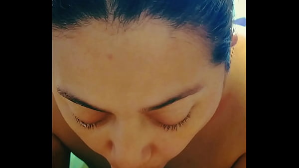 Mi padrastro mando_a su amigo para que le_dé una buena mamada de verga a cambio de dinero