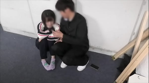 Play MP4 - 倉庫で先輩のチンコをしゃぶって、デカいチンコで激しく突かれる可愛い女子高&bigcirc;生。