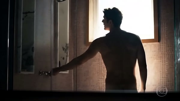 Ator Gianecchini mostra a bunda em cena 