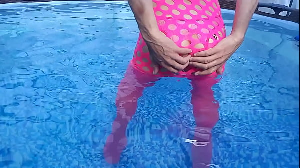 Play MP4 - Sissy in pink&comma; butt plug and pool