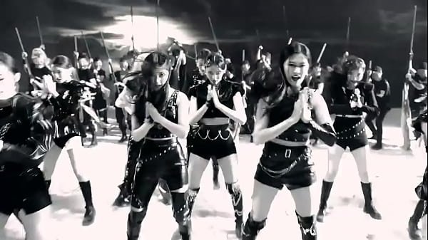 Loona chicas kpop pintando toda la ciudad 