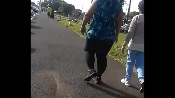 Coroa morena caminhando decalça_legging_preta