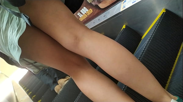 Bajo la falda de jovencitacolombiana