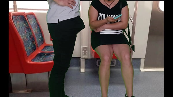 Play MP4 - a garota de vestido sem calcinha no trem deu uma punheta para um estranho e um boquete em p&uacute;blico