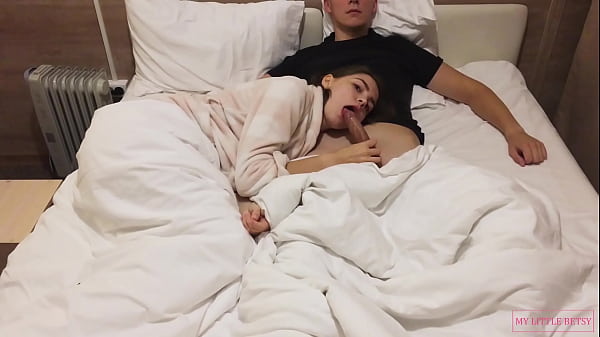 Beauty gives a relaxing homemade blowjob_while watching a movie