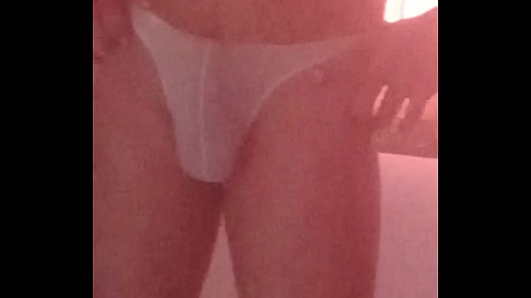 se exibindo de fio dental 