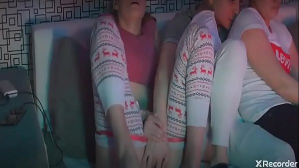 Maisum flagra no Peris mulher se masturba com auxílio do companheiro de outra