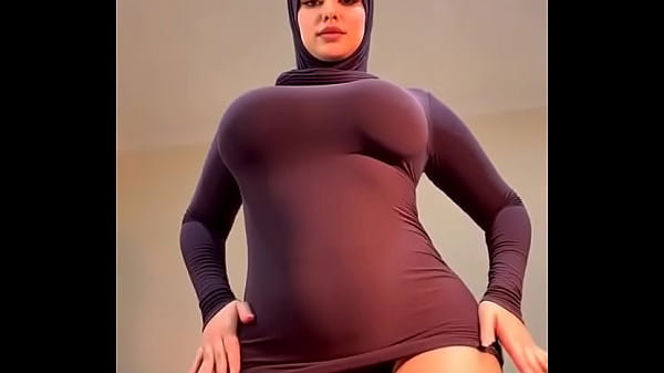 فتاة محجبة ترقص