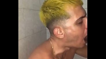 Meu Vizinho Novinho Dotado Botou A Piroca Pra Fora E Pediu Pra Eu Mamar Ele No Banheiro Da Esta&ccedil;&atilde;o thumbnail