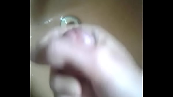 Punheta rapidinha e gostosa no banheiro