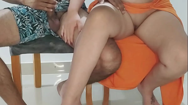 &iexcl;subete la falda hermanastro me folla por debajo de la mesa xxx 