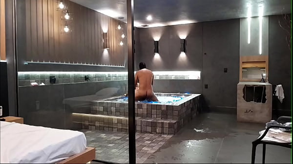 Pegueia minhamadrastra na banheira do motel