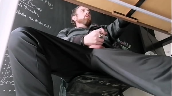 Play MP4 - Jerking off in work